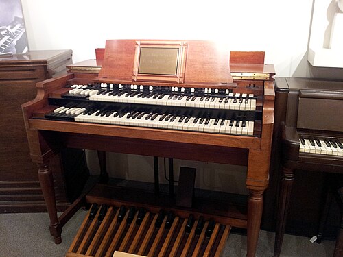 A Hammond B3 organ, the instrument producer Mitchell Froom suggested for Don't Dream It's Over, a texture Crowded House had never used before
