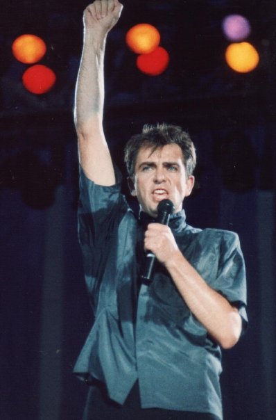 Peter Gabriel singing on stage during the 1986 Conspiracy of Hope tour