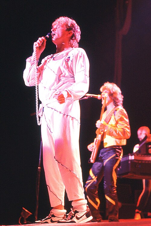 Jon Anderson singing with Trevor Rabin on guitar during the 90125 era